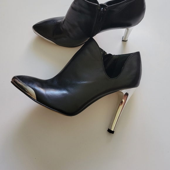 CHINESE LAUNDRY BLACK LEATHER ANKLE BOOTIES W/ SILVER HEEL & TRIM - Picture 10 of 11